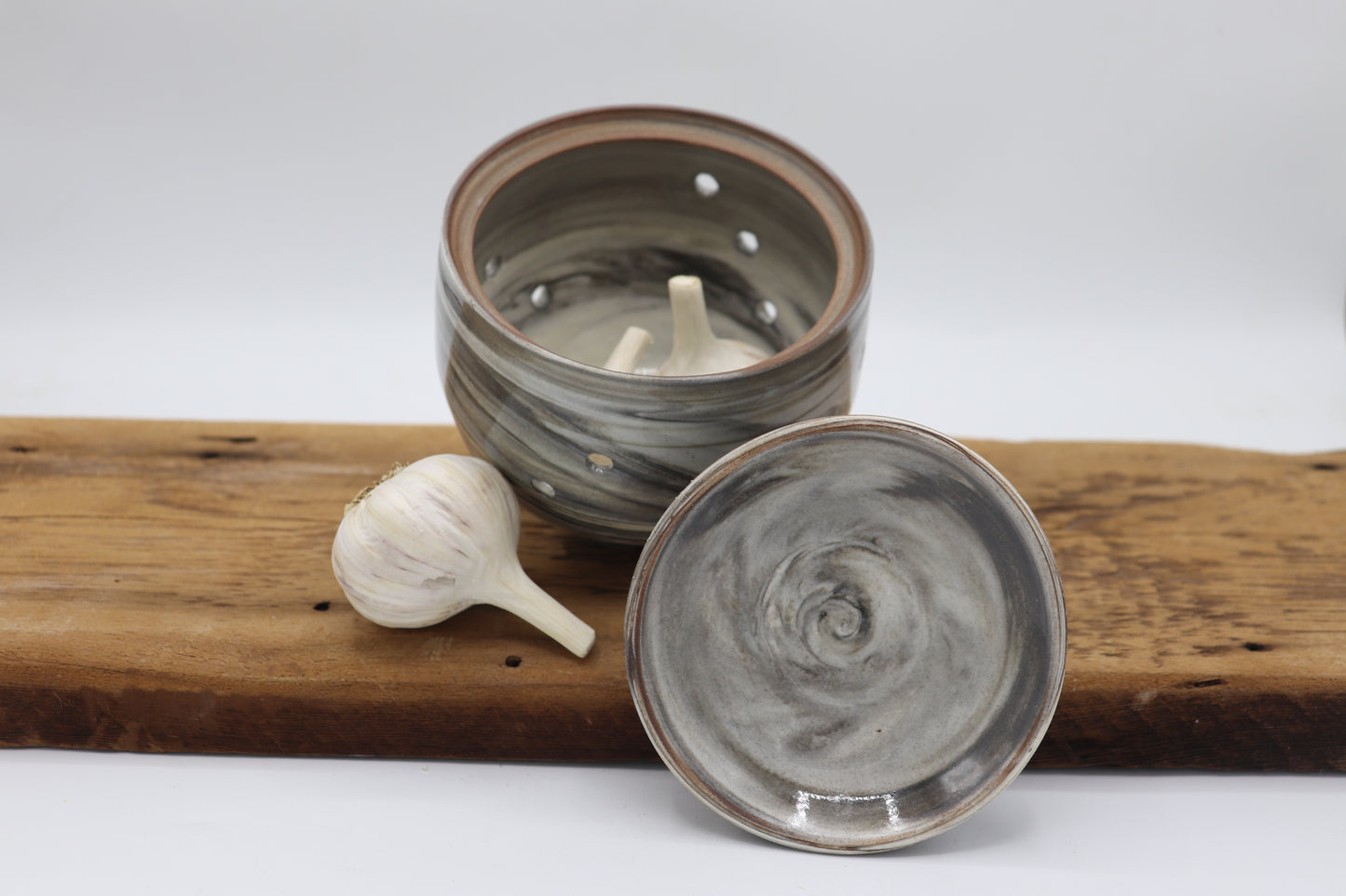 Garlic storage- spackled clay