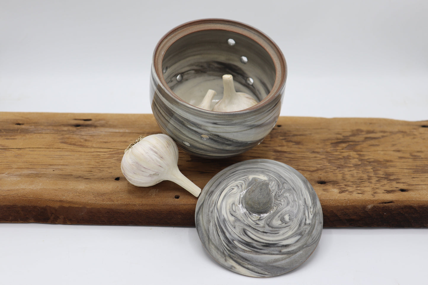 Garlic storage- spackled clay
