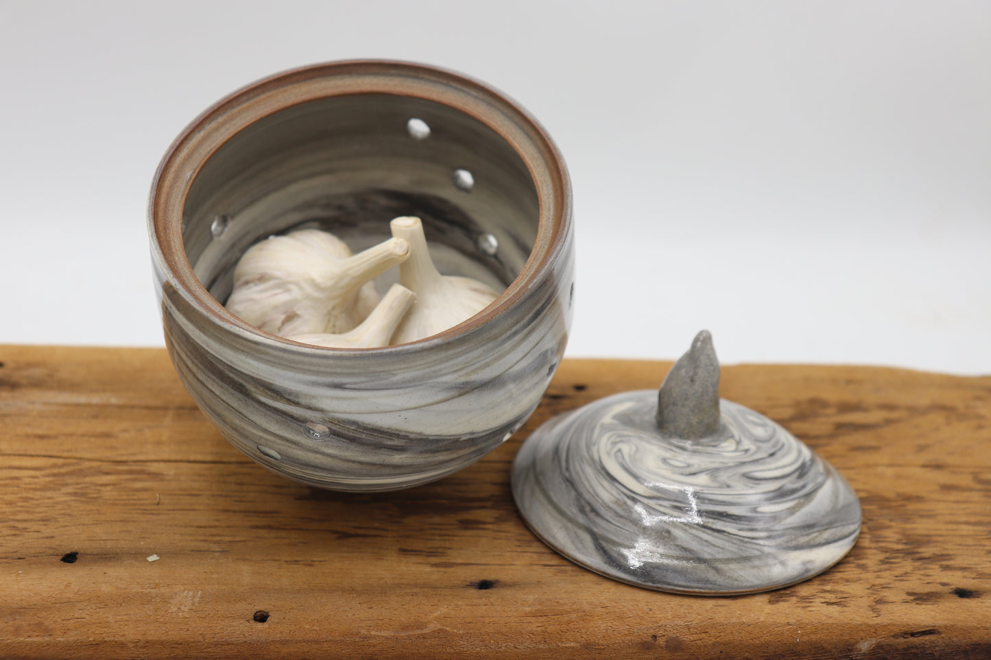 Garlic storage- spackled clay