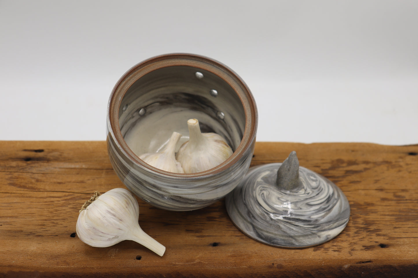 Garlic storage- spackled clay
